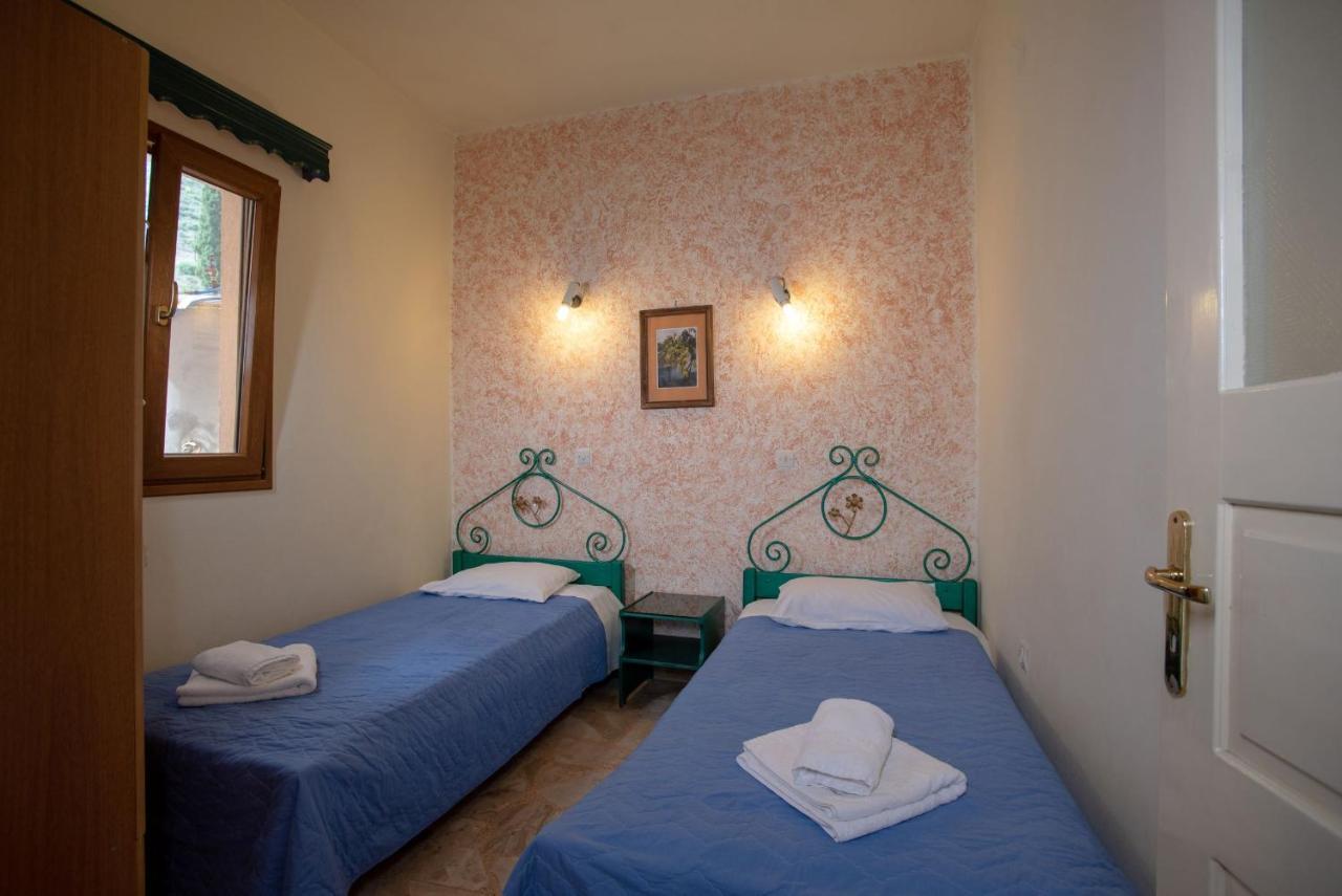 Kleoni Club Apartments Tolo Bagian luar foto